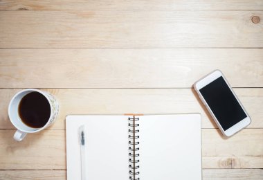 Ofis Resepsiyon ahşap notebook telefon ve kahve (kopya alanı ile)