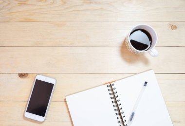 Ofis Resepsiyon ahşap notebook telefon ve kahve (kopya alanı ile)