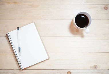 Ofis Resepsiyon ahşap notebook telefon ve kahve (kopya alanı ile)