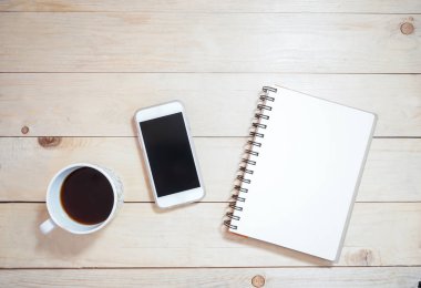 Ofis Resepsiyon ahşap notebook telefon ve kahve (kopya alanı ile)