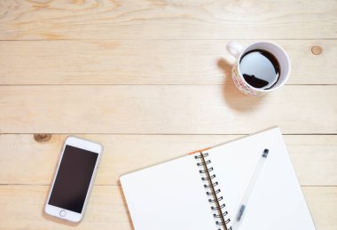 Ofis Resepsiyon ahşap notebook telefon ve kahve (kopya alanı ile)