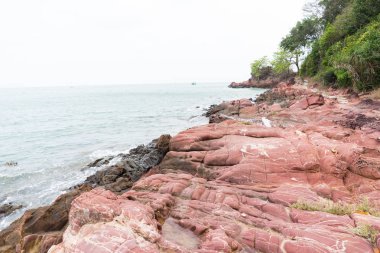 Kırmızı rock ve cliff okyanus