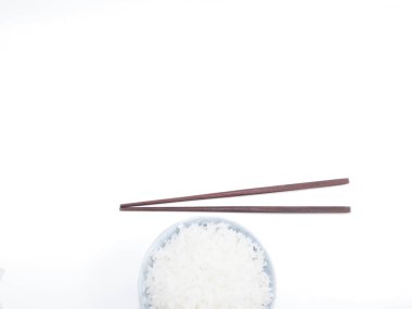 Pirinç bir kase yemek çubukları izole Üstten Görünüm (kopya alanı ile)