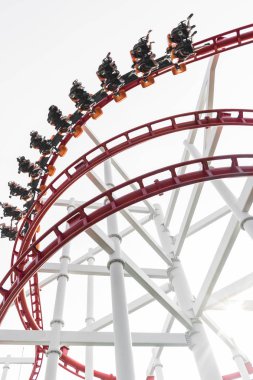 Hareket Bulanıklığı insanlarla eğlence parkı içinde roller coaster