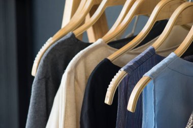 Clothesline üzerinde asılı gömlek çeşitli