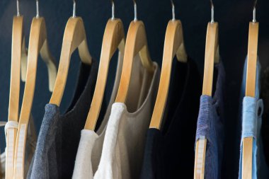 Clothesline üzerinde asılı gömlek çeşitli