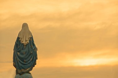 Meryem Ana heykeli sıcak sesi günbatımı sahne