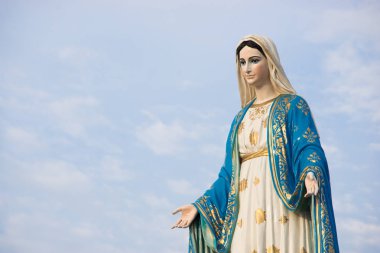 Meryem Ana heykeli mavi gökyüzü arka plan ile