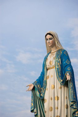 Meryem Ana heykeli mavi gökyüzü arka plan ile