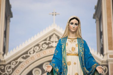 Meryem Ana Kilisesi ve mavi gökyüzü ile yakın çekim