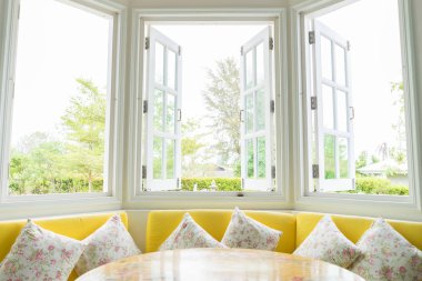 Sarı kanepe ile beyaz pencere