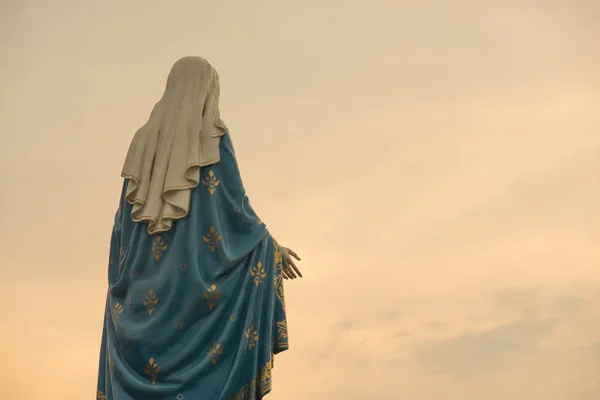 Zadní strana socha Panny Marie — Stock fotografie