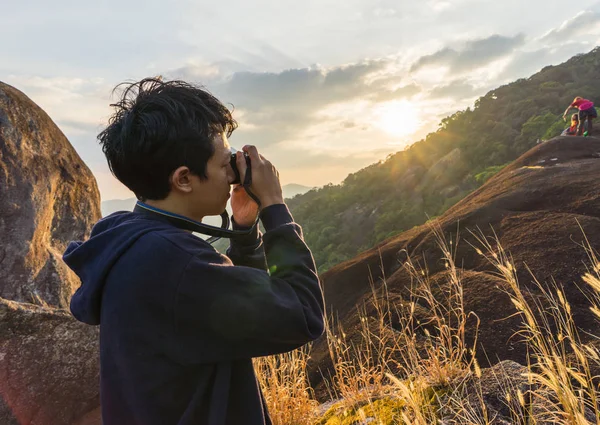 男山と夕日の写真を撮影 — ストック写真
