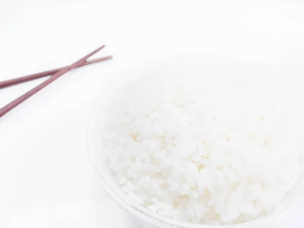 Ryż w misce z bliska z pałeczkami na białym tle — Zdjęcie stockowe