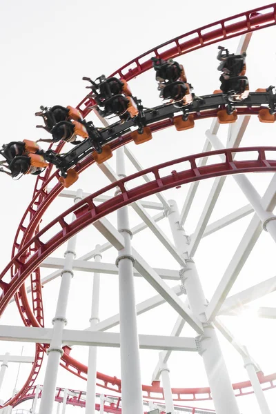 Roller coaster w parku rozrywki z ludźmi w rozmycie ruchu — Zdjęcie stockowe