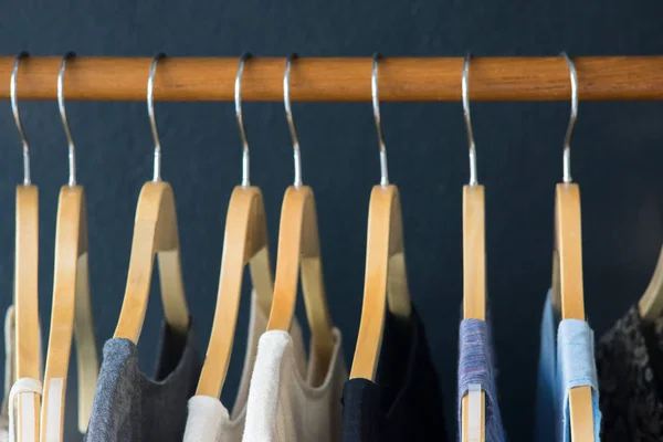 Clothesline üzerinde asılı gömlek çeşitli