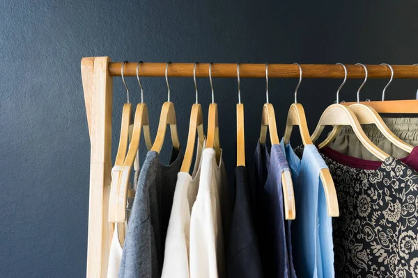 Variedad de camisas colgadas en el tendedero — Foto de Stock