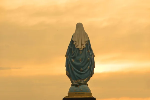 Maagd Maria standbeeld warme Toon zonsondergang scène — Stockfoto