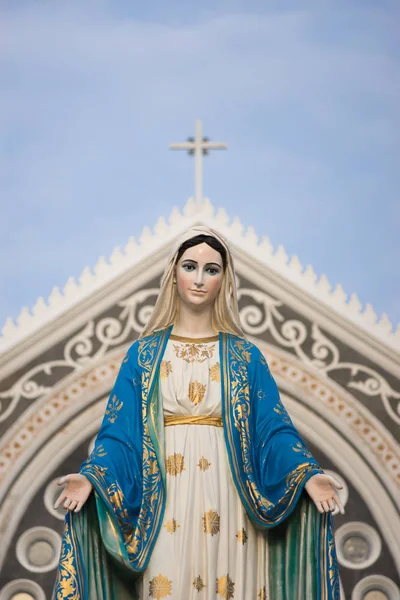 Jungfrau Maria mit Kirche und blauem Himmel hautnah — Stockfoto