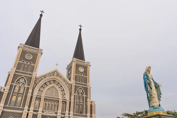 Діва Марія з церквою і блакитним небом — стокове фото