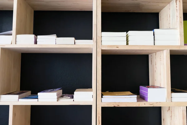 Libreria in legno sfondo nero — Foto Stock