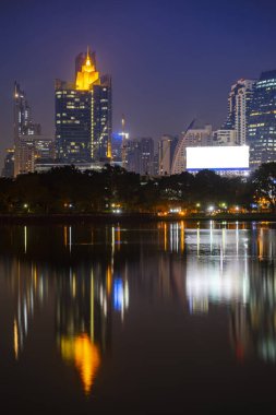 Bangkok, Tayland 'daki inşaat şehri gece sahnesi.