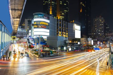 Bangkok Tayland 'da uzun metrajlı gece sahnesi.