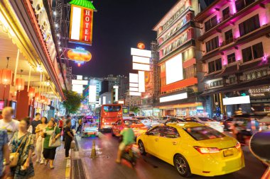 Çin Mahallesi 'nin adı Yaowarat, Bangkok Tayland' ın en yoğun gecesinde