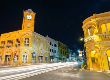 Sokaklarda uzun süre görülmüş. Phuket, Tayland.