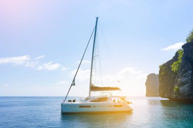 Tayland, Phuket denizinde yelkenli..