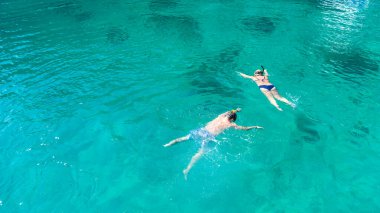 Tayland, Phuket 'te denize dalan bir gezgin..