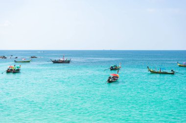 Tayland, Phuket 'te denizde bir tekne..