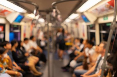 Bangkok, Thailan 'da iş çıkış saatinde Bts Skytrain ile ofis çalışanı