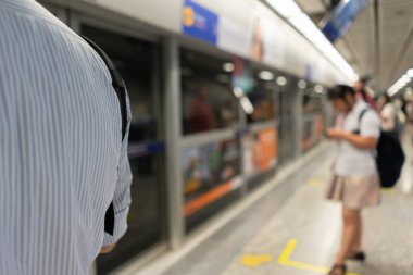 Bangkok, Thaila 'da iş çıkış saatinde Bay Metro' yu bekleyen genç kız.