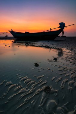 Chanthaburi 'de günbatımında Chaolao sahilinde yelkenli süreriz.