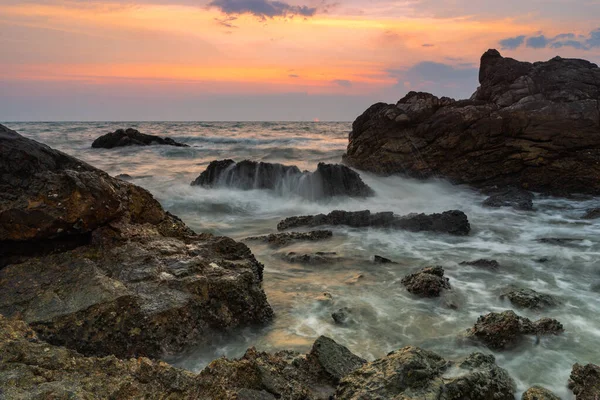 Rock en la escena del atardecer playa . — Foto de Stock