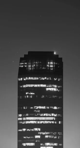 Edificio in bianco e nero scena notturna della città a Bangkok, Thailandia . — Foto Stock