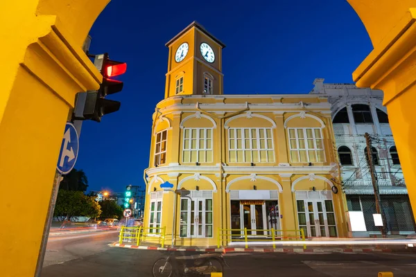 Sokaklarda uzun süre görülmüş. Phuket, Tayland.