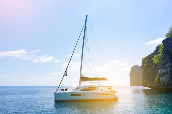 Tayland, Phuket denizinde yelkenli..
