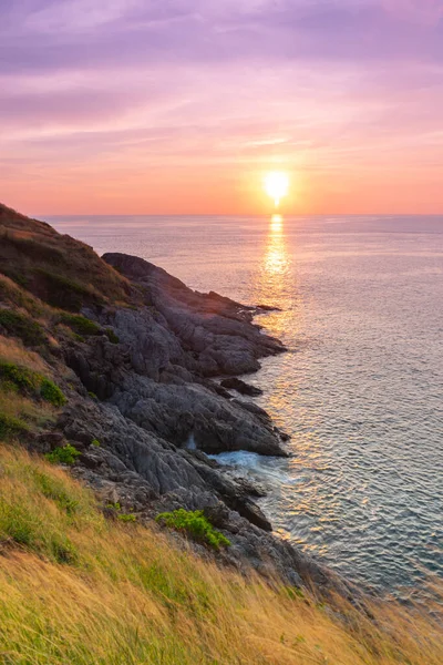 Puesta de sol en el mar en Phuket, Tailandia . — Foto de Stock