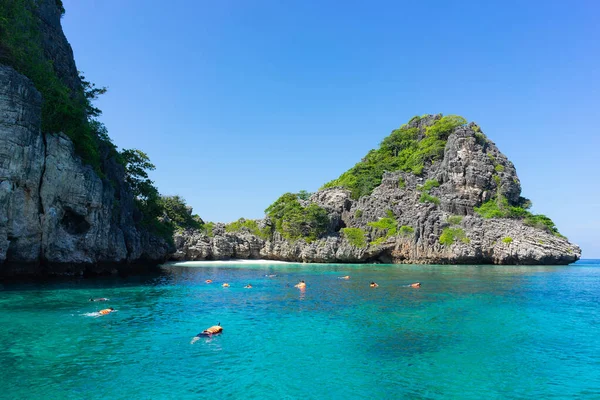 Tayland, Phuket 'te denize dalan bir gezgin..