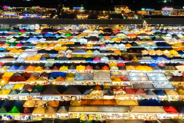 Pasar malam berwarna disebut Pasar Kereta api di Ratchada, Bangkok T — Stok Foto