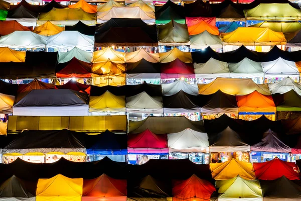 Colorato mercato notturno chiamato Train Market a Ratchada, Bangkok T — Foto Stock