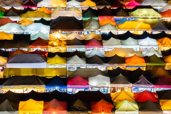 Marché de nuit coloré appelé Train Market à Ratchada, Bangkok T — Photo