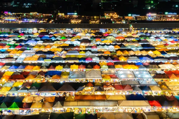 Colorato mercato notturno chiamato Train Market a Ratchada, Bangkok T — Foto Stock