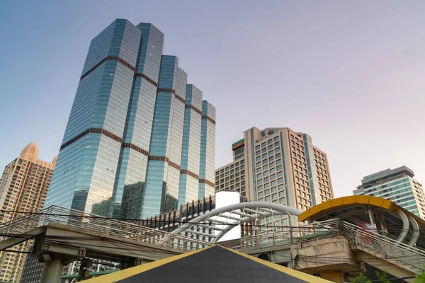 Edifício de escritórios em Sathorn, na cidade de Bangkok, Tailândia . — Fotografia de Stock