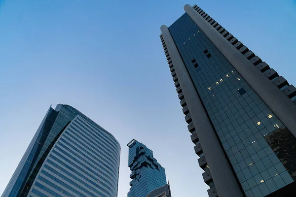 Edificio de oficinas en Sathorn, Bangkok, Tailandia . — Foto de Stock