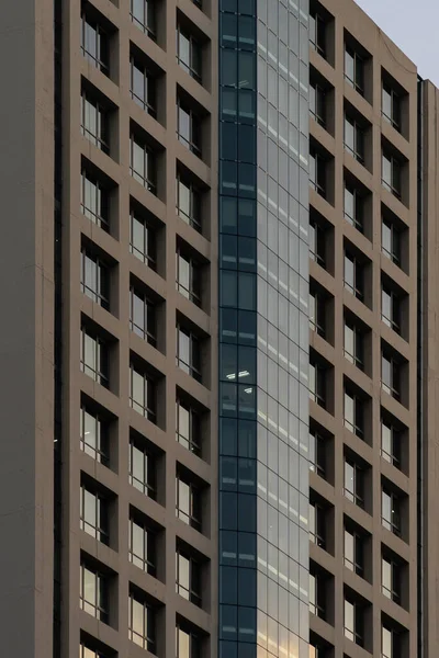 Edificio de oficinas en Sathorn, Bangkok, Tailandia . — Foto de Stock