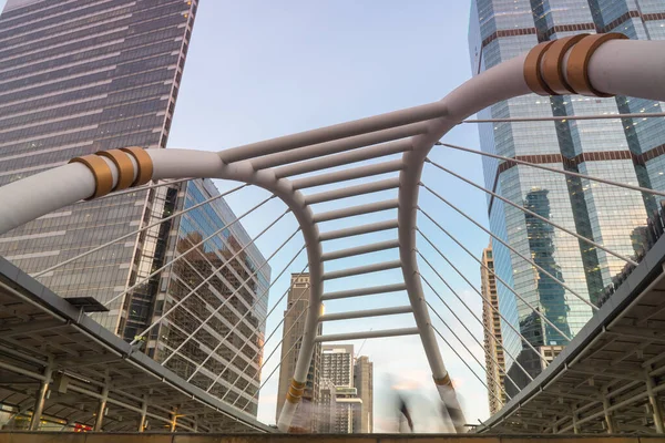 Puente Sathorn en BTS Chongnonsi con edificio de oficinas en Bangkok — Foto de Stock