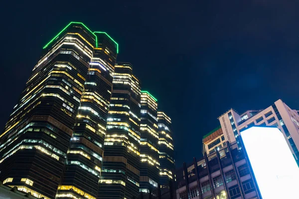 Edifício de escritórios em Sathorn, na cidade de Bangkok, Tailândia . — Fotografia de Stock